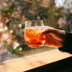 窓辺の飲み物を持つ手