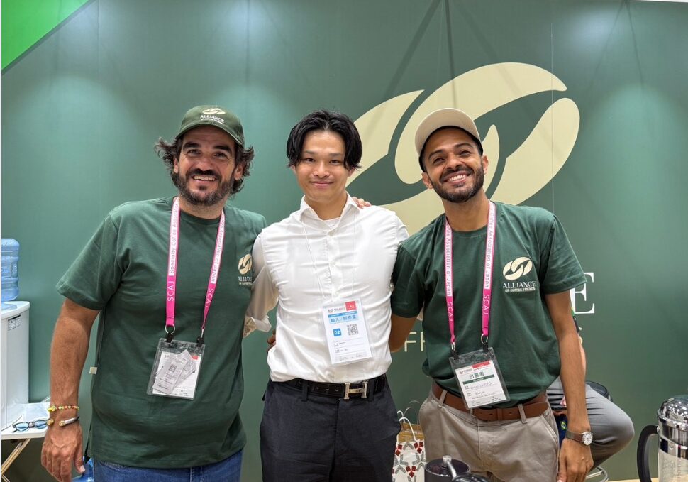 中央は弊社代表 (竹内)、両脇は現地農園の生産者の皆様