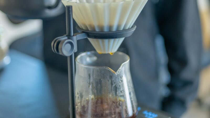 コーヒーの苦味と深煎りの違いを考えるハンドドリップの抽出シーン