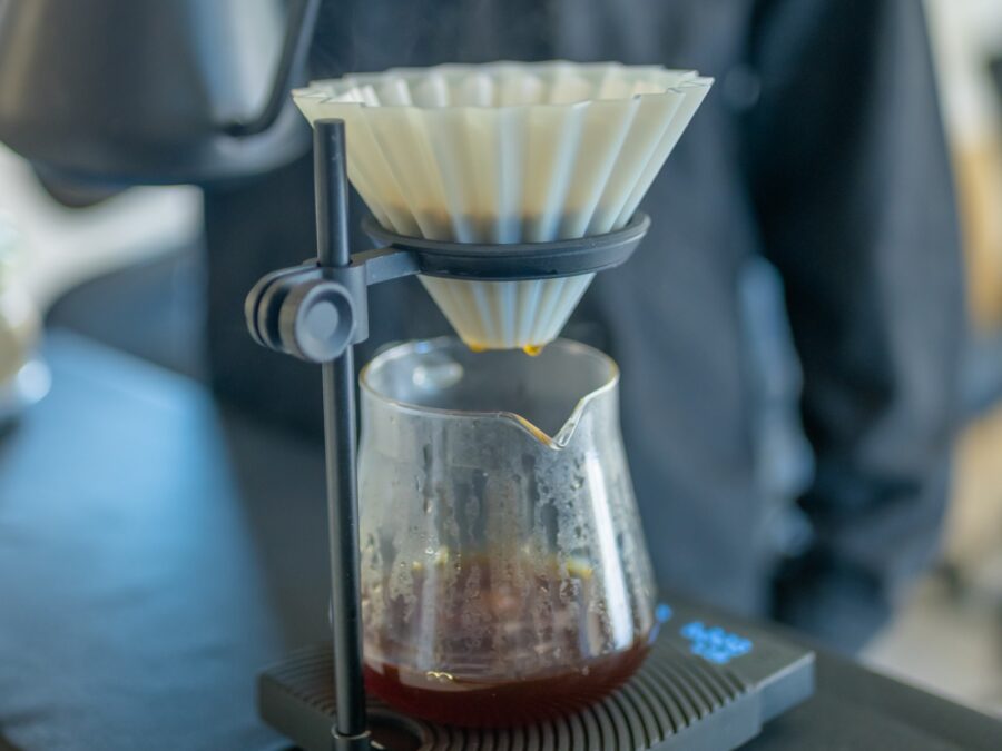 コーヒーの苦味と深煎りの違いを考えるハンドドリップの抽出シーン