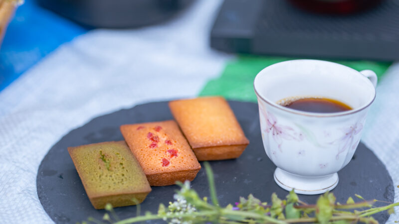 コーヒーの甘みを感じるカップと焼き菓子のペアリング