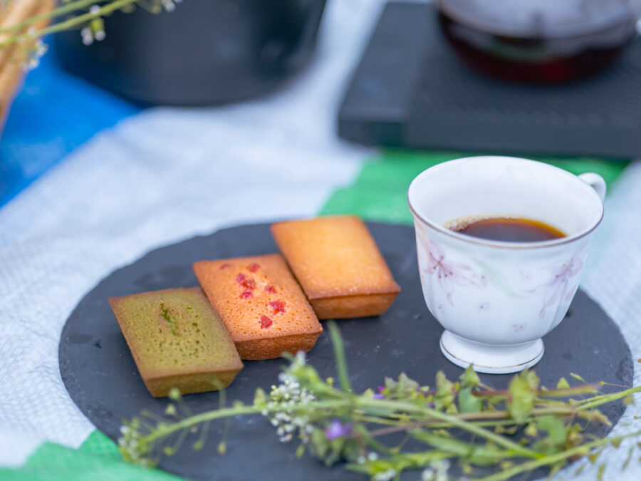コーヒーの甘みを感じるカップと焼き菓子のペアリング