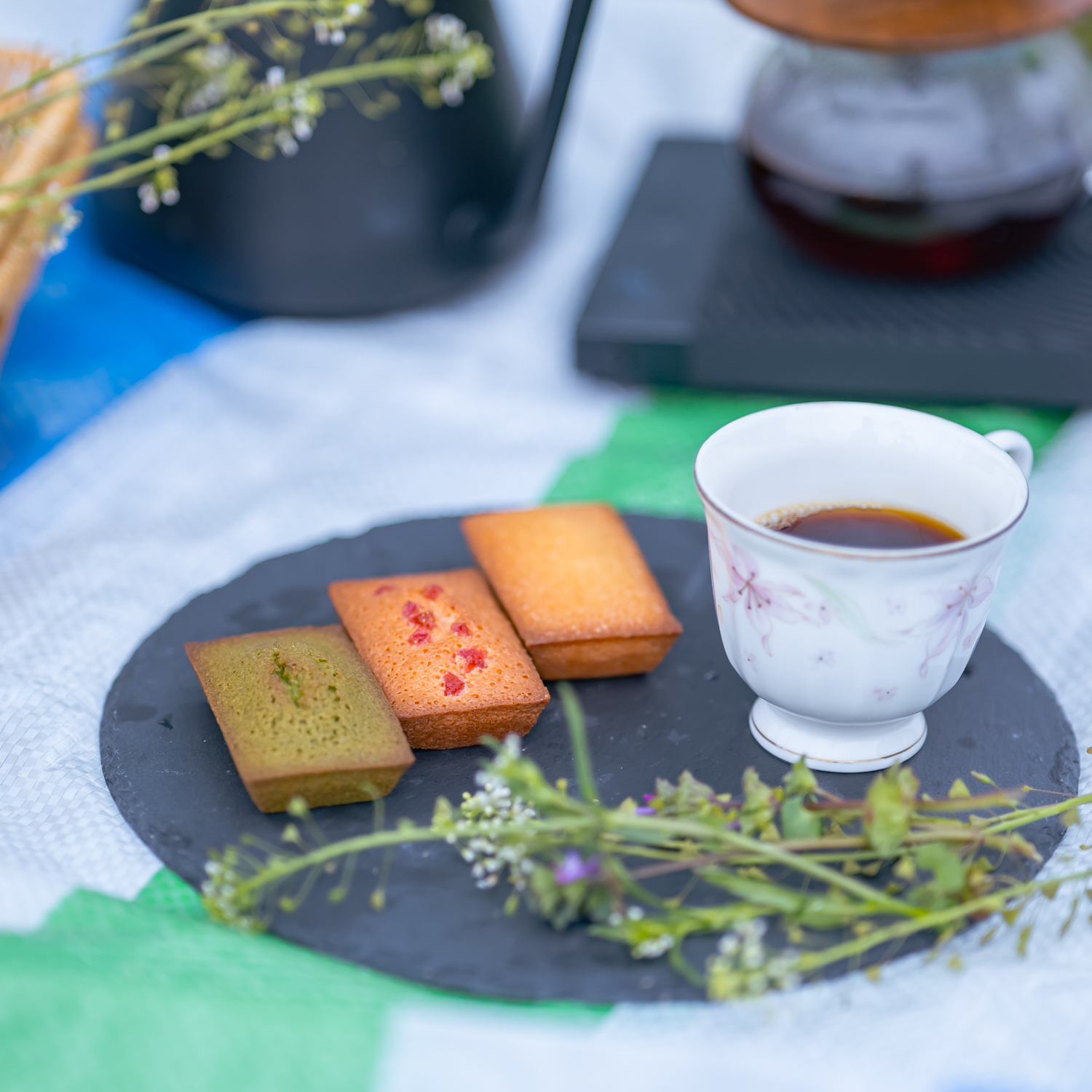 コーヒーの甘みを感じるカップと焼き菓子のペアリング