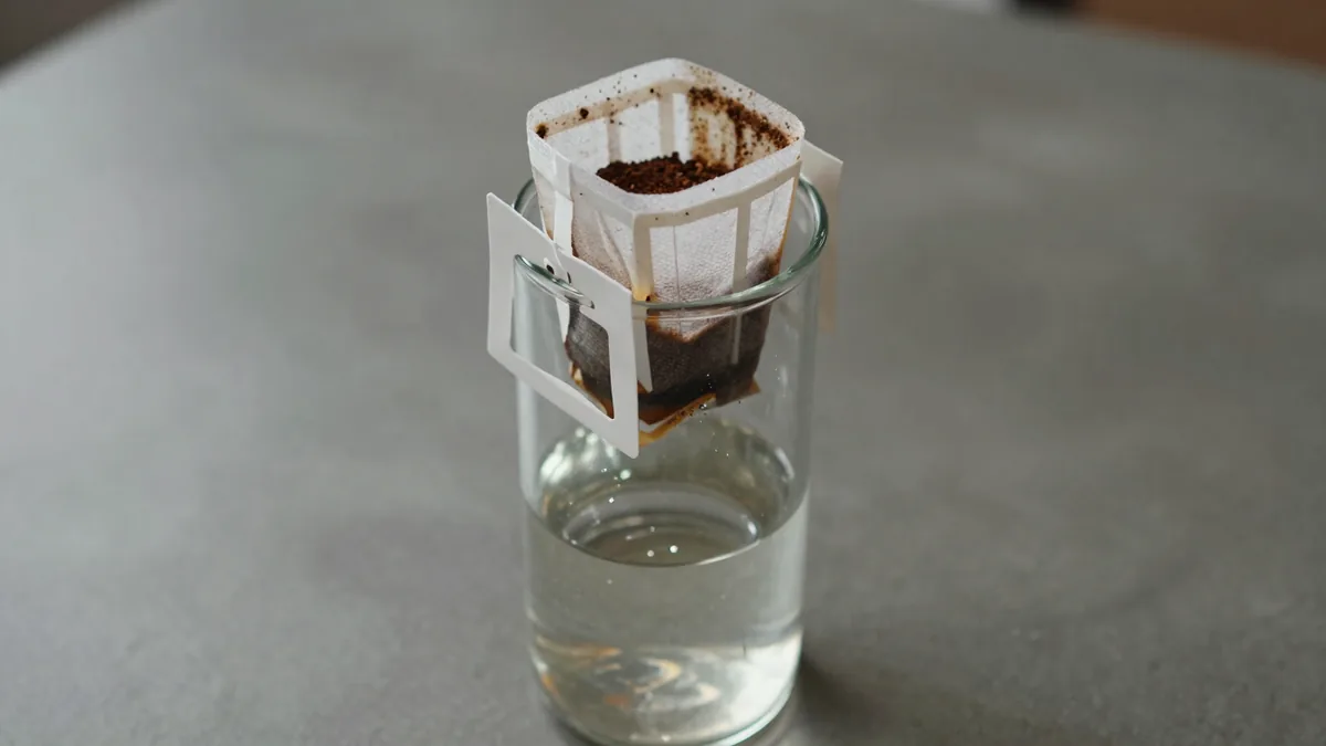 水出しコーヒーをガラスボトルで抽出しているイメージ