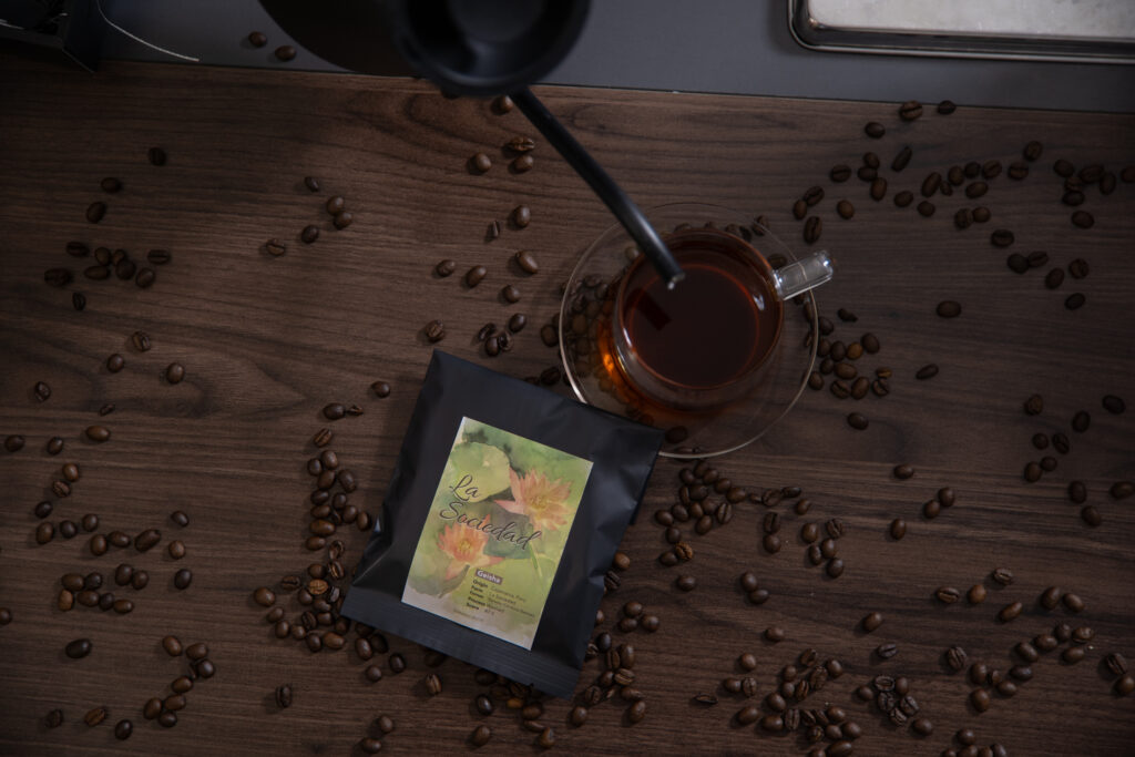 EL ORIGENのスペシャルティコーヒーとカップを並べた品質確認のイメージ
