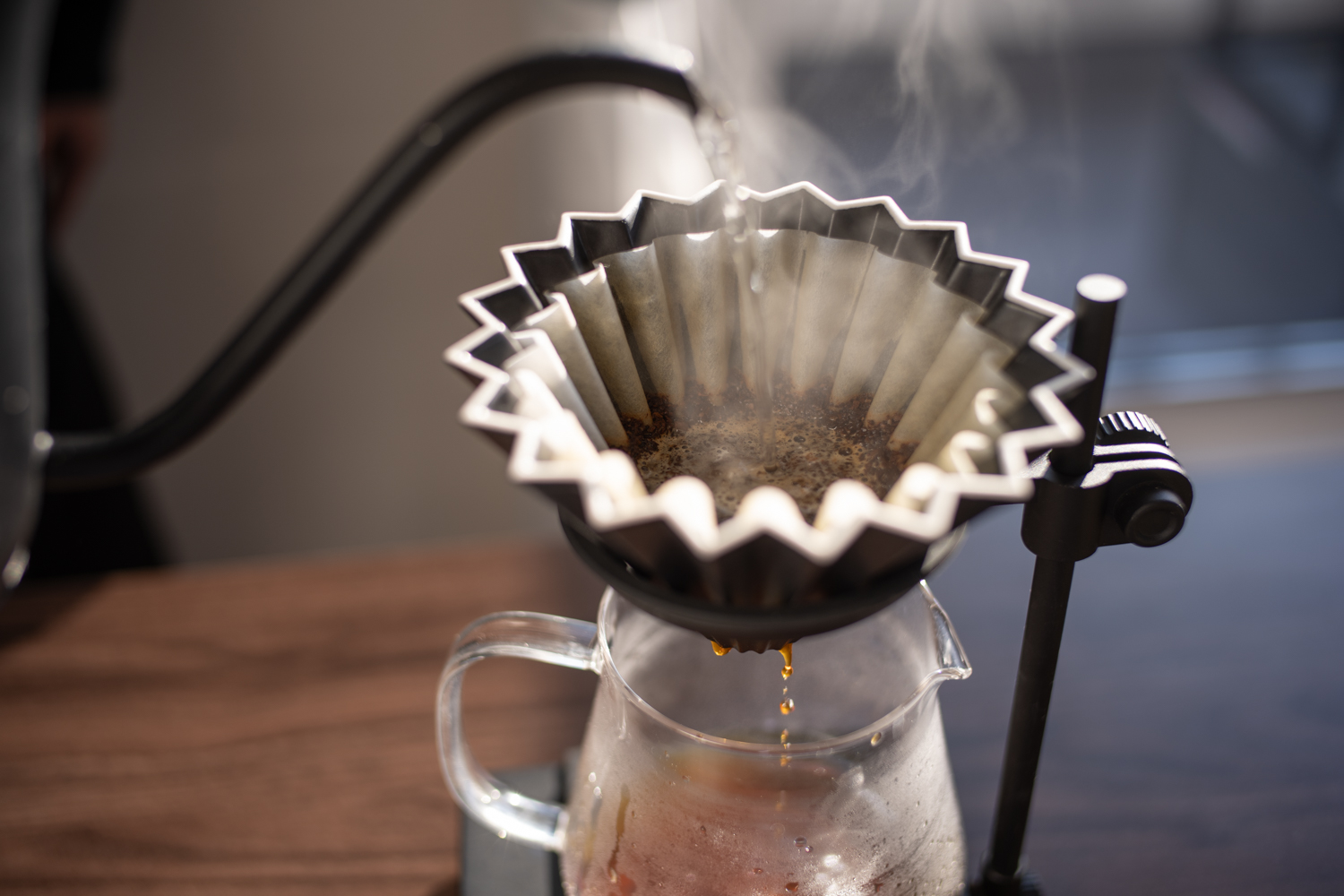 スペシャルティコーヒーの香りと抽出を確認する様子